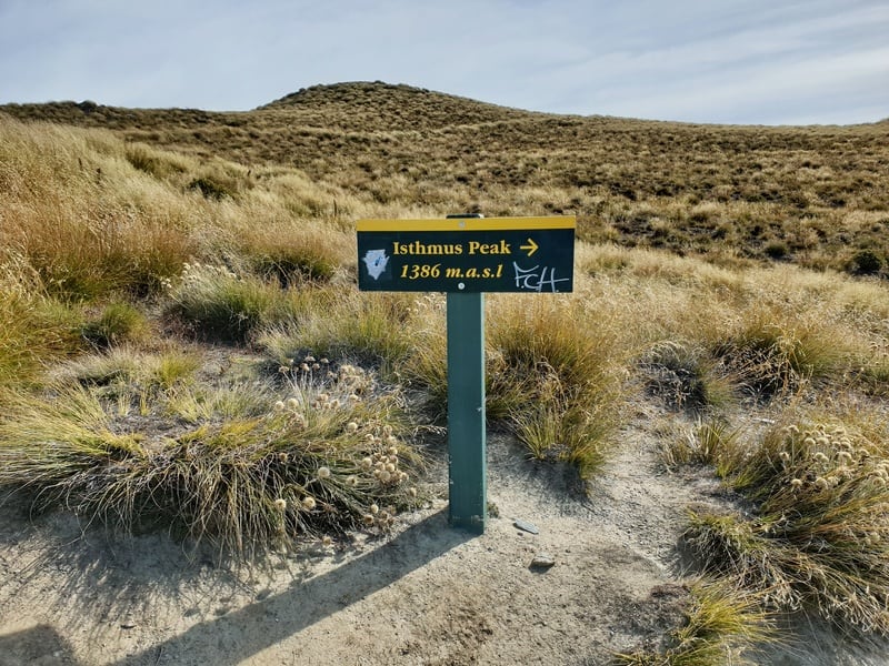 sign saying to turn right for Isthmus peak