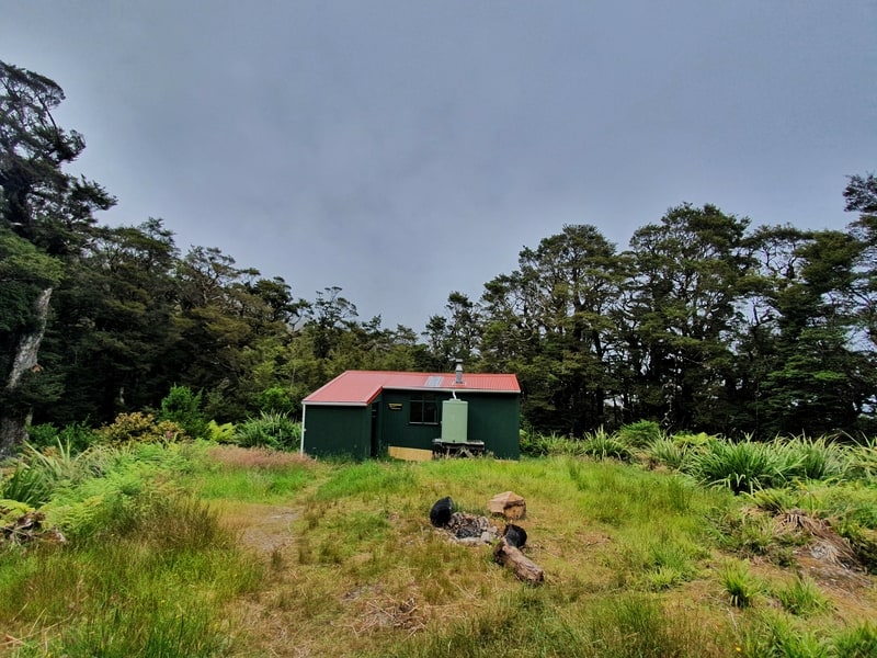 kapakapanui hut surrounding by trees