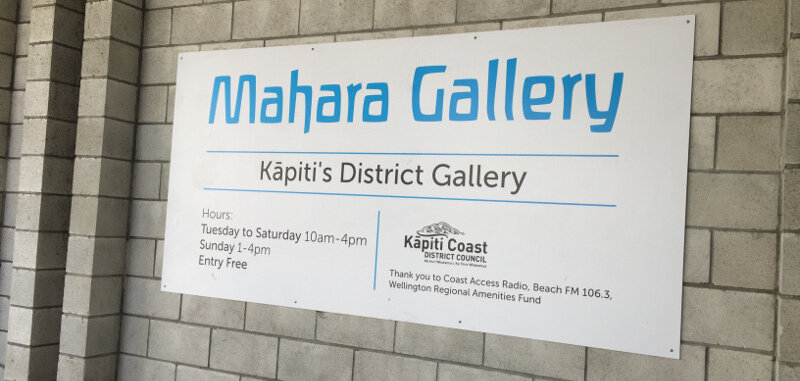mahara gallery waikanae sign