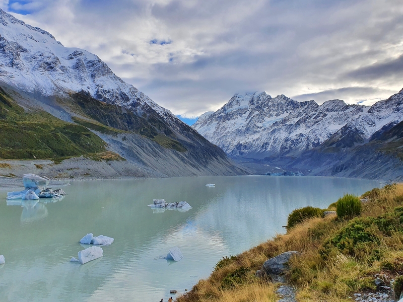 icebergs in hooker lake