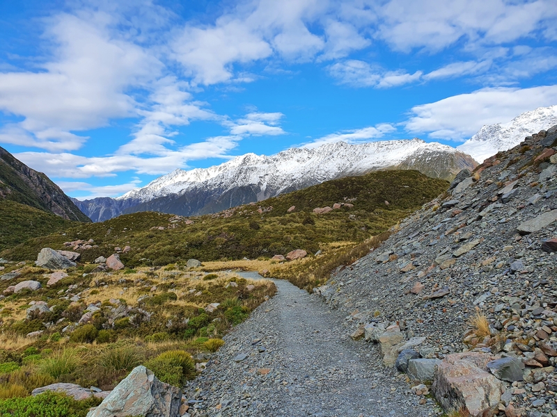 maintained tracks on the hooker valley hike