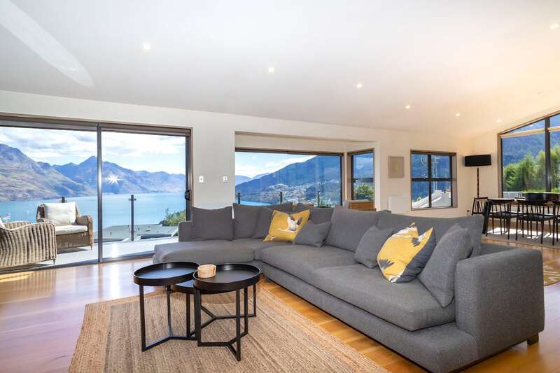 Luxurious Lake View Penthouse on Queenstown Hill