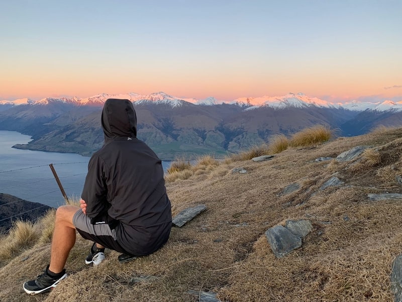 chilling on isthmus peak with my macpac pisa jacket