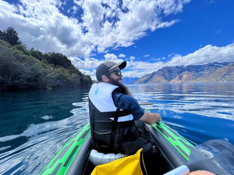 kayaking in queenstown at bobs cove