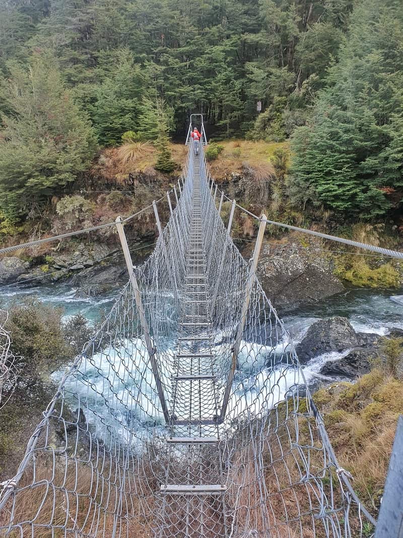 kiwi burn hut swingbridge