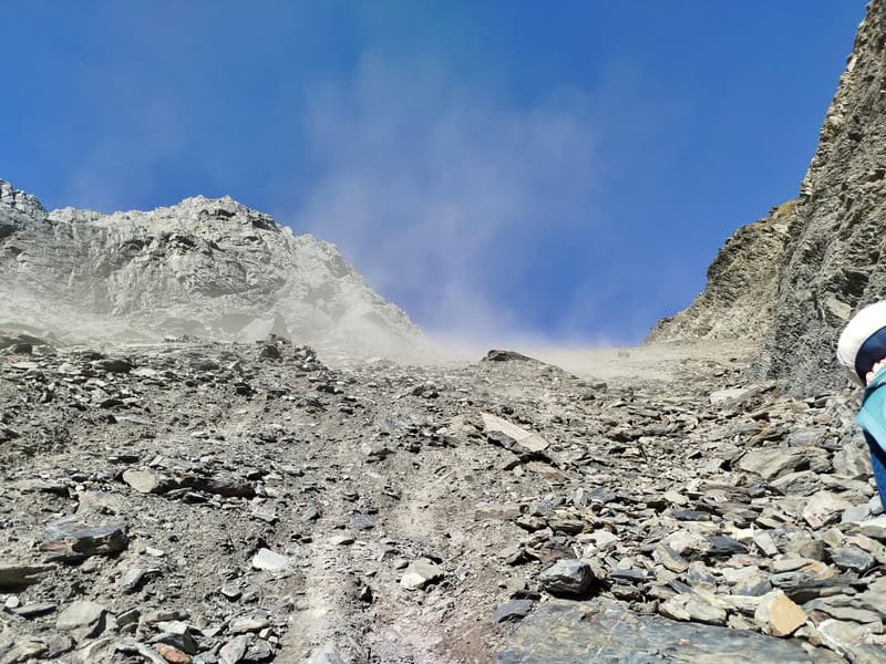 dust bombs coming off Gunsight pass