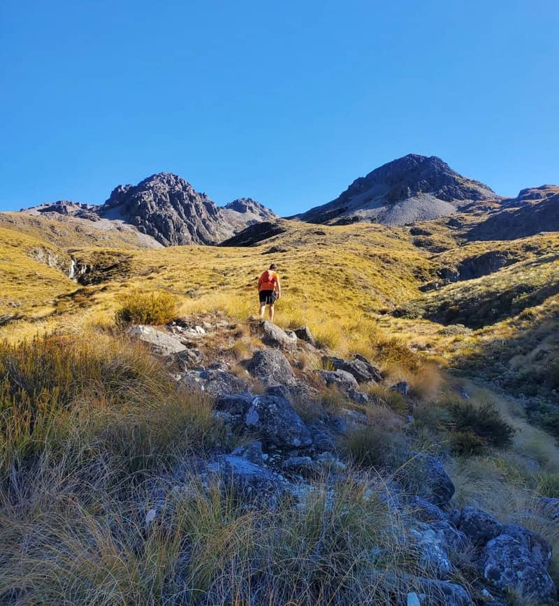 hiking towards dumb-bell lake