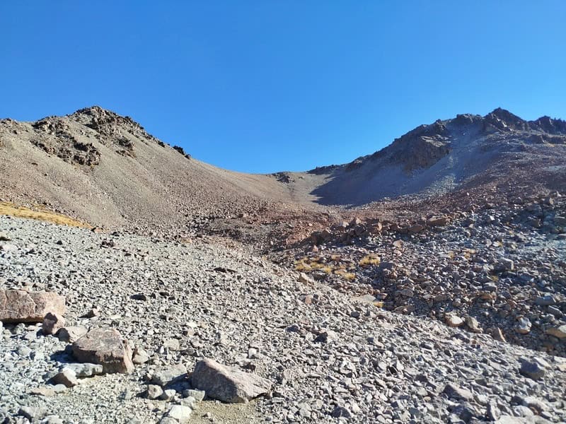 towards the highpoint of the dumb-bell lake hike