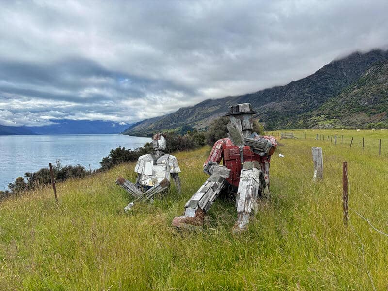 fun monuments on the lake rere track